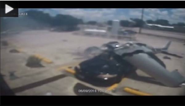 لحظة سقوط طائرة على سيارة ومصرع ركابها