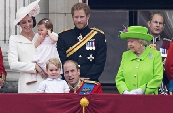 ملكة بريطانيا تنهر حفيدها الشاب أمام الآلاف.. ماذا فعل؟ شاهد الفيديو