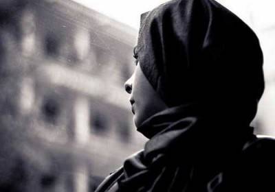 سيدة تمزق حجابا من على رأس فتاة في المانيا