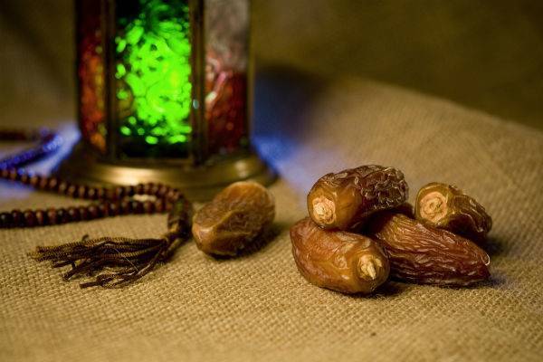 لماذا نبدأ إفطارنا بحبة تمر؟