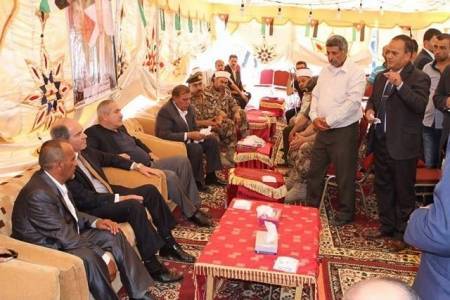 بالصور... رئيس الوزراء يعزي ذوي شهداء الوطن في محافظة اربد