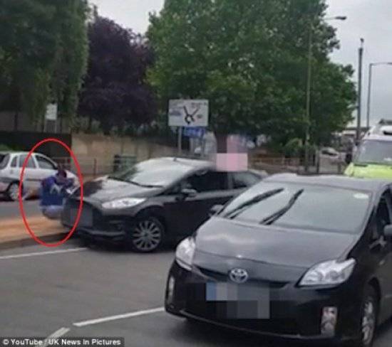 فيديو صادِم| رجل يتعلم القيادة يدهس مدربه ويفرّ هارباً!