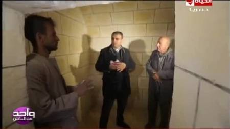 بالفيديو.. اعلامي يقتحم مقبرة للكشف عن حقيقة دفْن الفنان صلاح قابيل حياً