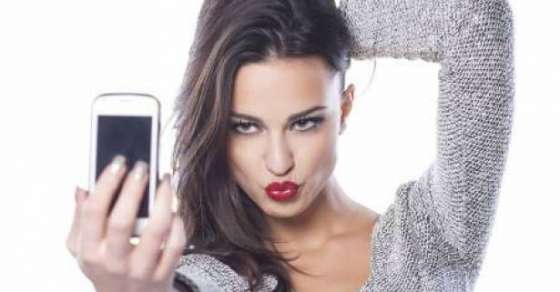 لهذا السبب تلتقط الفتيات سيلفي مع ضمّ الشفاه