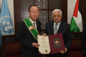 الرئيس عباس يقلد بان كي مون الوشاح الأكبر لدولة فلسطين