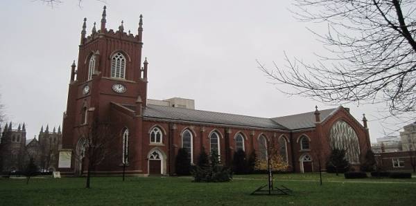 بريطانيا.. الكنيسة تمنع الكهنة من ارتداء الملابس الضيقة