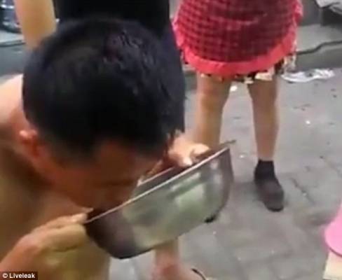 فيديو صادم .. ماذا فعل صيني بـ 20 بيضة نيئة !