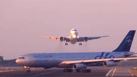 فيديو صادم| طائرة تهبط على طائرة اخرى والعناية الإلهية تتدخل!