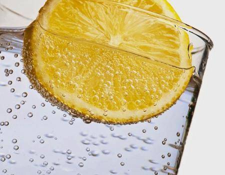 الماء والليمون هل هو المشروب الحارق للدهون؟