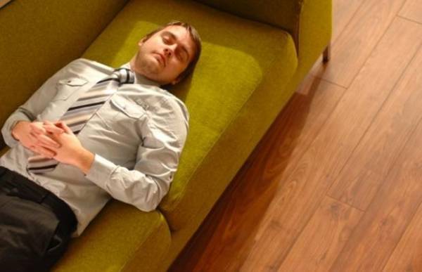 النوم ليلاً يزيد ذكاء المرأة.. والقيلولة للرجال !