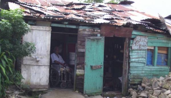 أب غني أخذ ابنه ليعلمه كيف تكون حياة الفقراء.. لكن ما فعله الابن صادم!