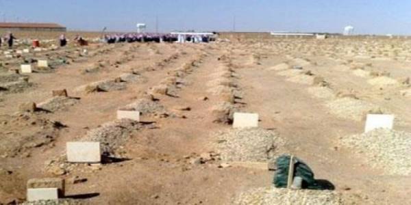 دخل إلى القبر ليدفن أمه .. وما حصل بعدها سيصدمكم!!