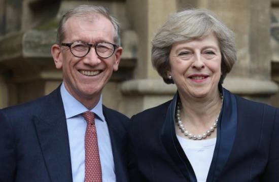 زوج رئيسة وزراء بريطانيا.. نجل بائع أحذية هادئ وودود ويسير وراءها بـ3 خطوات