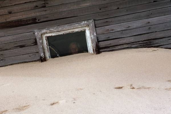 تعرف على القرية الروسية التي يعيش أهلها تحت الرمال!