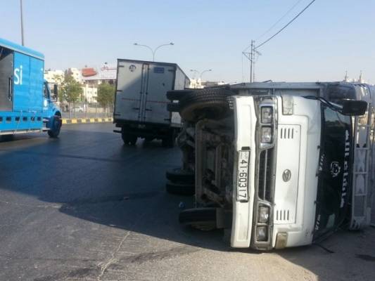 تدهور قلاب ديانا على اوتستراد الزرقاء