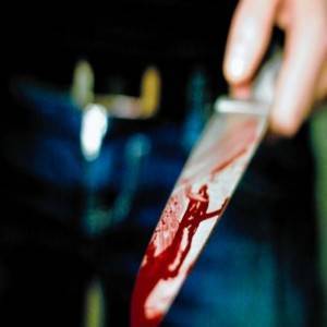 طعنهنّ لارتدائهنّ ملابس غير لائقة