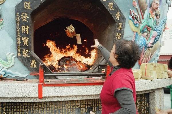 لهذه الاسباب يحرق الصينيين والفيتناميين  أموالهم !