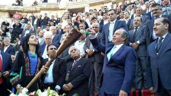 بالصور الملقي يوقد شعلة مهرجان جرش في دورته الـ31