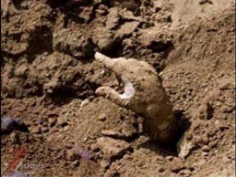 صورة حفرت القبر بأظافرها وخرجت بعد أن قيّدها خطيبها ودفنها