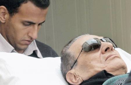 حسني مبارك يفارق الحياة ساعة ويعود للحياة مرة أخرى.. تفاصيل