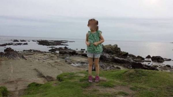 ما وجده الأب في خلفية صورة طفلته سيرعبكم! صور