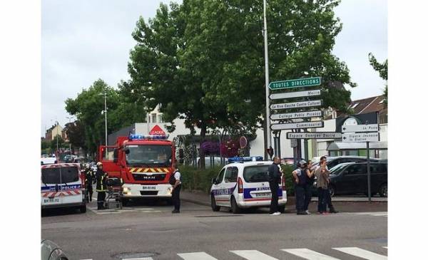 فرنسا ذبح راهب بعملية احتجاز رهائن في كنيسة .. والمهاجمان صاحا باسم داعش!