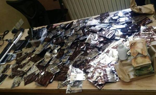 القبض على 9 وضبط مخدرات وأسلحة بمداهمة في جبل التاج