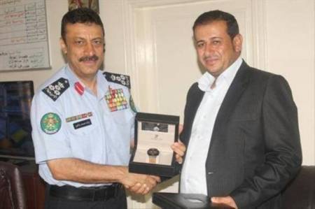 تكريم سائق تاكسي أعاد مصاغاً مفقوداً لأصحابه