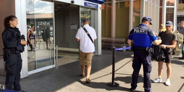 كيدهن عظيم.. امرأة ترفع درجة الاستعداد وتتهم زوجها بحمل قنبلة في المطار.. لماذا؟