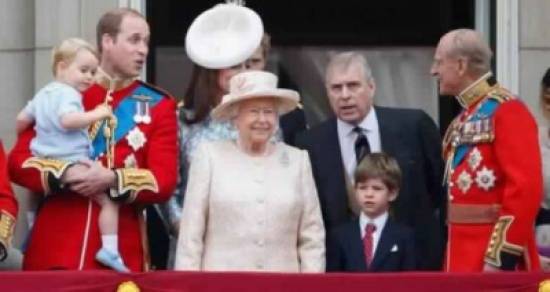 لماذا تحتفل ملكة بريطانيا بعيد ميلادها مرتين كل عام؟