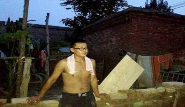 هذا الرجل أُجبر على الاختيار بين إنقاذ والدته أو زوجته.. فمن اختار؟