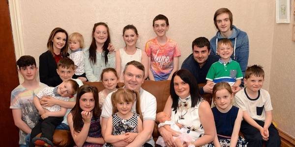 أكبر أسرة بريطانية تحتفل بوليدها ال19 وتحلم بالمزيد.. ما هو حجم نفقاتهم الشهرية؟