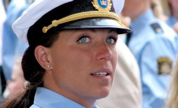 شرطية ترتدي البكيني تلقي القبض على لص بهذه الطريقة !!