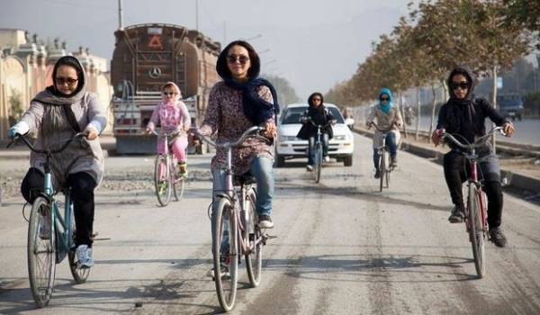 القبض على مجموعة من السيدات في إيران بتهمة ركوب الدراجات!