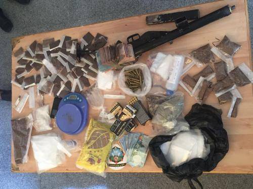 مداهمات واعتقالات بقضايا مخدرات في سحاب ومادبا