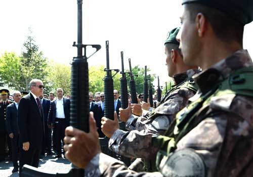 الدفاع التركية تُعيّن 167 جنرالاً وأميرالاً في قيادة القوات البرية والجوية والبحرية وقيادة