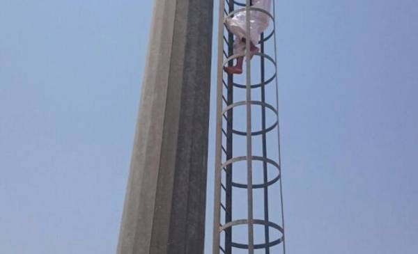 بالفيديو والصور..وزير الشباب  رامي وريكات يثني شابا عن الانتحار في المفرق