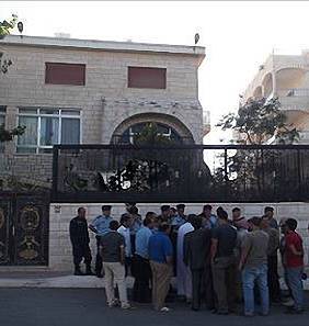 تحقيق في مقتل حارس منزل عبدالله النسور بسلاحه