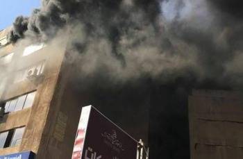 اخماد حريق في بناية تجارية وسط اربد