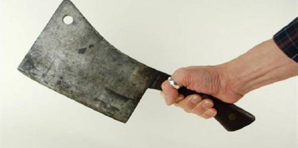 ِكيني يقطع يد زوجته بالساطور لعدم حملها (صور)