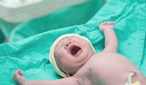 سعودي يقوم بتوليد زوجته بنفسه في مكة