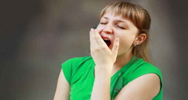لماذا يتثاءب الناس عندما يشعرون بالنعاس؟
