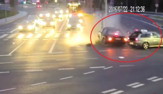 سائق دراجة هوائية ينجو من الموت بفارق أجزاء من الثانية! (فيديو)