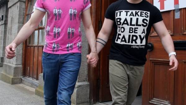 إيطاليا تحتفل بأول حفل لزواج المثليين