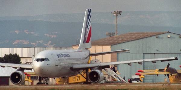 اختفت 30 دقيقة ثم عادت أدراجها.. طائرة جزائرية تغيب عن شاشات الرادات وتصيب الجزائريين بالفزع