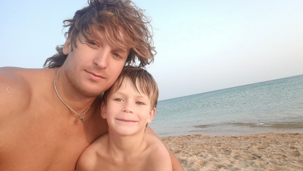 بطل روسي ينقذ عائلة من الموت غرقا