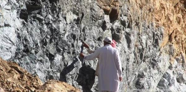 بالفيديو +18.. سعوديون يكتشفون أمرًا مرعبًا في جبل بالطائف!!