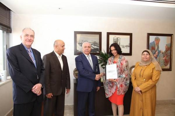 ​الفوسفات تتسلم التقرير الأول لتطوير تلال الرصيفة وتأهيلها اقتصاديا وبيئيا