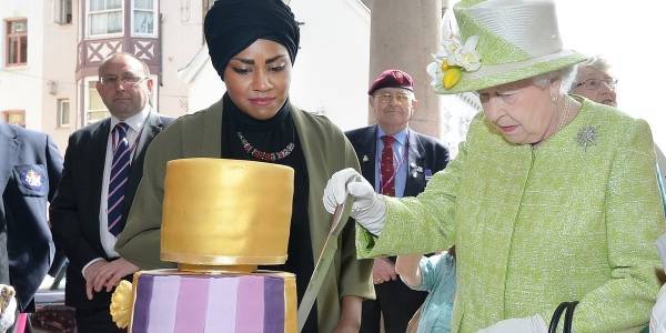أشهر صانعات الكعك في بريطانيا تكشف سبب ارتدائها الحجاب في سنّ ال 17عاماً