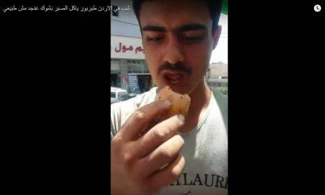 بالفيديو.. مواطن يأكل فاكهة الصبر بشوكها